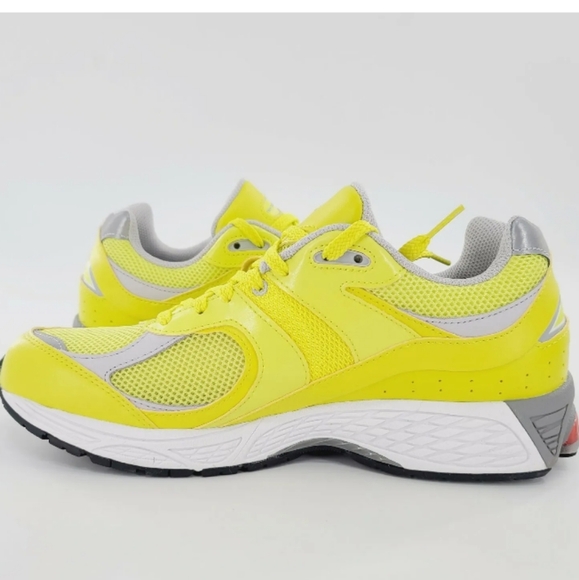 - New Balance 2002R Yellow Lime M2002RLC Men\'s Size 8 women\'s 10 Running main image 11